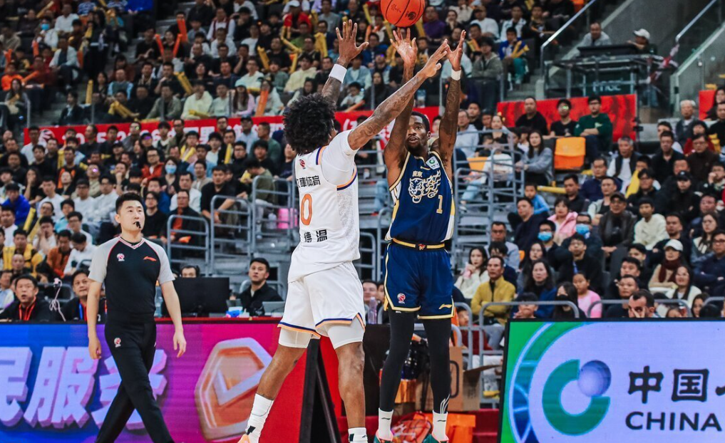 开云-看了阿旺奎因互相甩锅拒投三分的名场面，才知道广东队架构有多糟